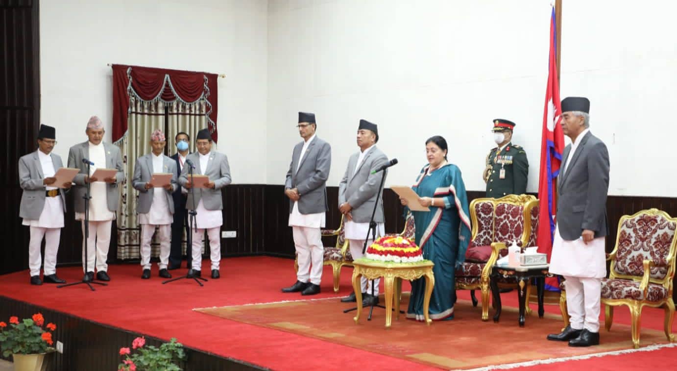 समाजवादीका नवनियुक्त मन्त्रीले लिए शपथ 